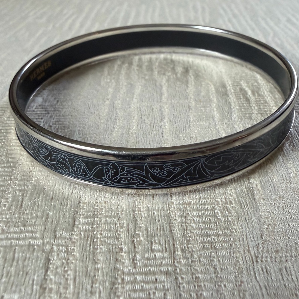 RARE Vintage Hermès black enamel bangle bracelet w/a Jour de Casting design. EUC